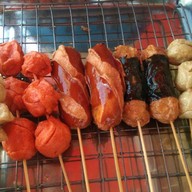 อารีย์ดัง ลูกชิ้นทอด