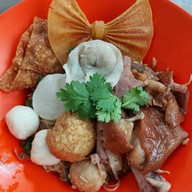 ก๋วยเตี๋ยวอาม่า เจ้าเก่าปากซอยเพชรบุรี42 ลาดกระบัง