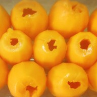 แซลม่อนซาซิมิ ชมพู่มะเหมี่ยว  ทุเรียน ข้าวเหนียวมะม่วง ต้มเลือดหมู ขนมปังหน้าหมู ข้าว ก๋วยเตี๋ยว อาห