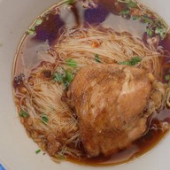 ก๋วยเตี๋ยวไก่มะระน้าสา สน.ทองหล่อ