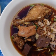 ก๋วยเตี๋ยวไก่มะระน้าสา สน.ทองหล่อ