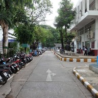 ก๋วยเตี๋ยวไก่มะระน้าสา สน.ทองหล่อ