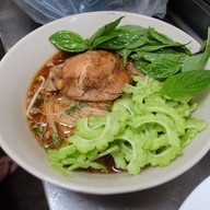 ก๋วยเตี๋ยวไก่มะระน้าสา สน.ทองหล่อ