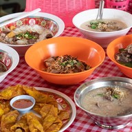 เมนูของร้าน ป้าสาวโล้งโต้งตลาดศาลเจ้า ตลาดศาลเจ้า