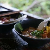 ก๋วยเตี๋ยวห้อยขาริมวัง วัดหงษ์ทอง