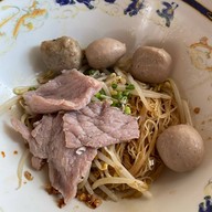 ใสสะอาดก๋วยเตี๋ยวลูกชิ้นน้ำใส วัดอรุณ