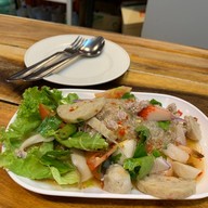 ก๋วยเตี๋ยวลูกชิ้นหมูฮีโร่ ปากซอยลาดพร้าว วังหิน 52
