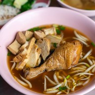 เมนูของร้าน ก๋วยเตี๋ยวหลอด น่องไก่