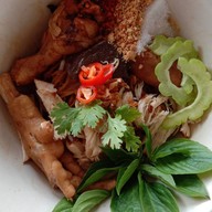 เตี๋ยวไก่ต้นยม (หลังร้านลอนดรี้บาร์)