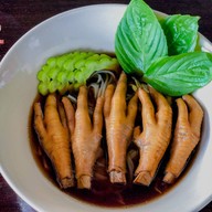 เตี๋ยวไก่ต้นยม (หลังร้านลอนดรี้บาร์)