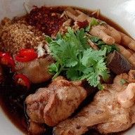 เตี๋ยวไก่ต้นยม (หลังร้านลอนดรี้บาร์)