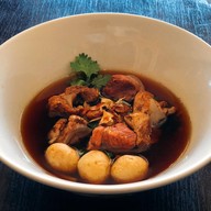 เตี๋ยวไก่ต้นยม (หลังร้านลอนดรี้บาร์)