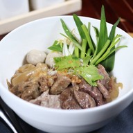 ลวก-ลิ้นก๋วยเตี๋ยวเนื้อตุ๋นหมูตุ๋นและขนมปังปิ้ง