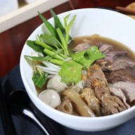 ลวก-ลิ้นก๋วยเตี๋ยวเนื้อตุ๋นหมูตุ๋นและขนมปังปิ้ง