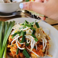 เมนูของร้าน ก๋วยเตี๋ยวเรือ ราไวย์ ซอยไสยวน