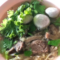 นพรัตน์ ก๋วยเตี๋ยวเนื้อ