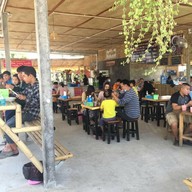 บรรยากาศ เตี๋ยวเรือห้อยขาชมทุ่ง แม่วาง byก๋วยเตี๋ยวเรือทองศรี