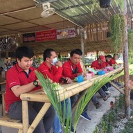 บรรยากาศ เตี๋ยวเรือห้อยขาชมทุ่ง แม่วาง byก๋วยเตี๋ยวเรือทองศรี