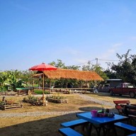 บรรยากาศ เตี๋ยวเรือห้อยขาชมทุ่ง แม่วาง byก๋วยเตี๋ยวเรือทองศรี