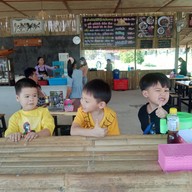 บรรยากาศ เตี๋ยวเรือห้อยขาชมทุ่ง แม่วาง byก๋วยเตี๋ยวเรือทองศรี