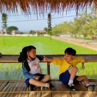 บรรยากาศ เตี๋ยวเรือห้อยขาชมทุ่ง แม่วาง byก๋วยเตี๋ยวเรือทองศรี