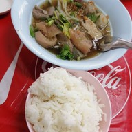 เมนูของร้าน ก๋วยเตี๋ยวเนื้อตุ๋นนายส่วน สวนสยาม