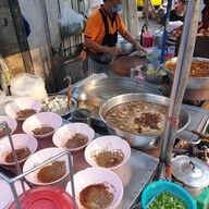 หน้าร้าน บะหมี่เกี๊ยวเจ๊จุ๋มลาดพร้าว