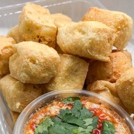 เต้าหู้ทอดเเม่เเต๋ว “น้ำจิ้มรสเด็ดอร่อยไม่ซ้ำใคร” สาขา 1 ตลาดสิริมงคล บางศรีเมือง