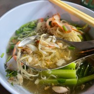 บะหมี่เกี๊ยวปูหมูแดงน้องทาโร่