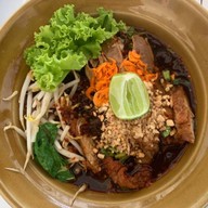 ก๋วยเตี๋ยวไก่ตุ๋นไก่ทอดปั้นทอง ม.หัวเฉียว อาคารดิอิมเพลสสุวรรณภูมิ ซ.มัณฑนา