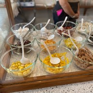 ร้านขนมหวาน ยายย้อย