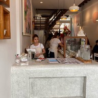 ร้านขนมหวาน ยายย้อย