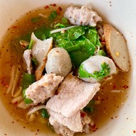 ก๋วยเตี๋ยวต้มยำมะนาวสด มาดามยุม (ซอยหัวหลางเจ้าเก่า)