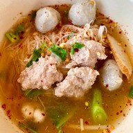 ก๋วยเตี๋ยวต้มยำมะนาวสด มาดามยุม (ซอยหัวหลางเจ้าเก่า)