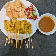 10เต็ม10หมูสะเต๊ะ ลาดกระบัง × เปี๊ยกส้มตำ อาหารตามสั่ง