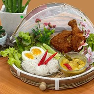 ขนมจีนน้ำยาใต้ ไก่ทอดหาดใหญ่ By กินกับหมี