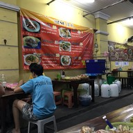 ขนมจีนป้าพินธุ์ สันติธรรม