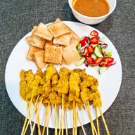 10เต็ม10หมูสะเต๊ะ ลาดกระบัง × เปี๊ยกส้มตำ อาหารตามสั่ง