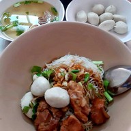 เมนูของร้าน ก๋วยเตี๋ยวลูกชิ้นนายโก บางใหญ่ หน้าร้านทำฟัน