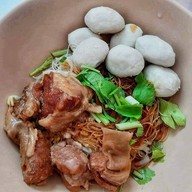 เมนูของร้าน ก๋วยเตี๋ยวลูกชิ้นนายโก บางใหญ่ หน้าร้านทำฟัน