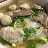 ก๋วยเตี๋ยวนายแว่น