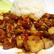 หมูกรอบคั่วพริกเกลือป้าฟองป่าแดด