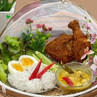 ขนมจีนน้ำยาใต้ ไก่ทอดหาดใหญ่ By กินกับหมี