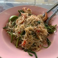 เมนูของร้าน หนึ่งราดหน้ายอดผักท่านเทพ ร่มเกล้า