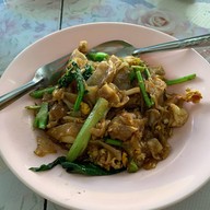 เมนูของร้าน หนึ่งราดหน้ายอดผักท่านเทพ ร่มเกล้า