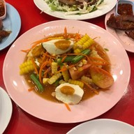 เมนูของร้าน เจ๊แดงสามย่าน ส้มตำ คอหมูย่าง สยาม