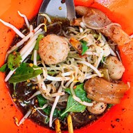ก๋วยเตี๋ยวหมูตุ๋น-เนื้อตุ๋น นายเหมาะ