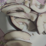 เมนูของร้าน แซลม่อนซาซิมิ ชมพู่มะเหมี่ยว  ทุเรียน ข้าวเหนียวมะม่วง ต้มเลือดหมู ขนมปังหน้าหมู ข้าว ก๋วยเตี๋ยว อาห