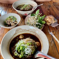 ก๋วยเตี๋ยวเรือรสซิ่ง ใต้ทางด่วน