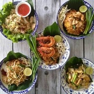 แมนโร่ผัดหมี่โคราชเจ้าเก่าดั้งเดิมหน้าวัดสระแก้ว